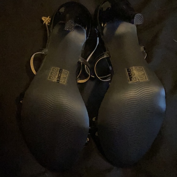 Black high heels - Picture 3 of 4